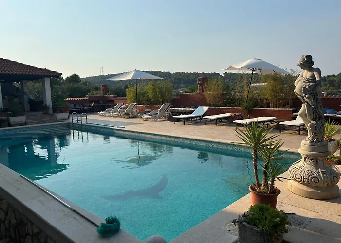 With Swimming Pool Gorana Jelsa (Hvar)