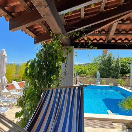 With Swimming Pool Gorana Gostinjska kuća